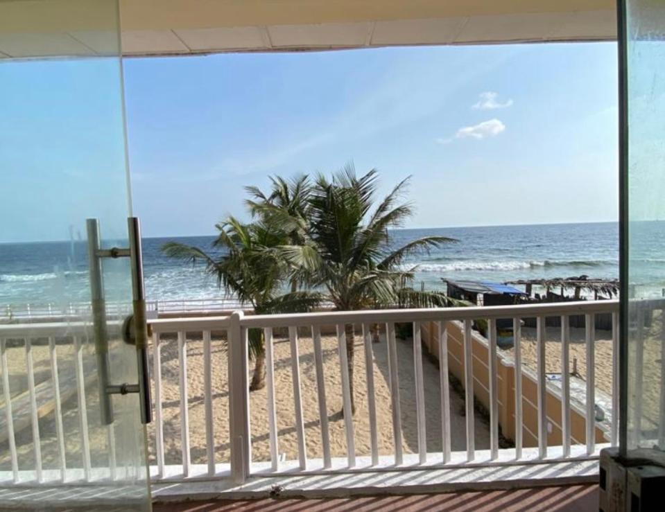 Oceanfront Wavecrest Hotel Лекки Экстерьер фото
