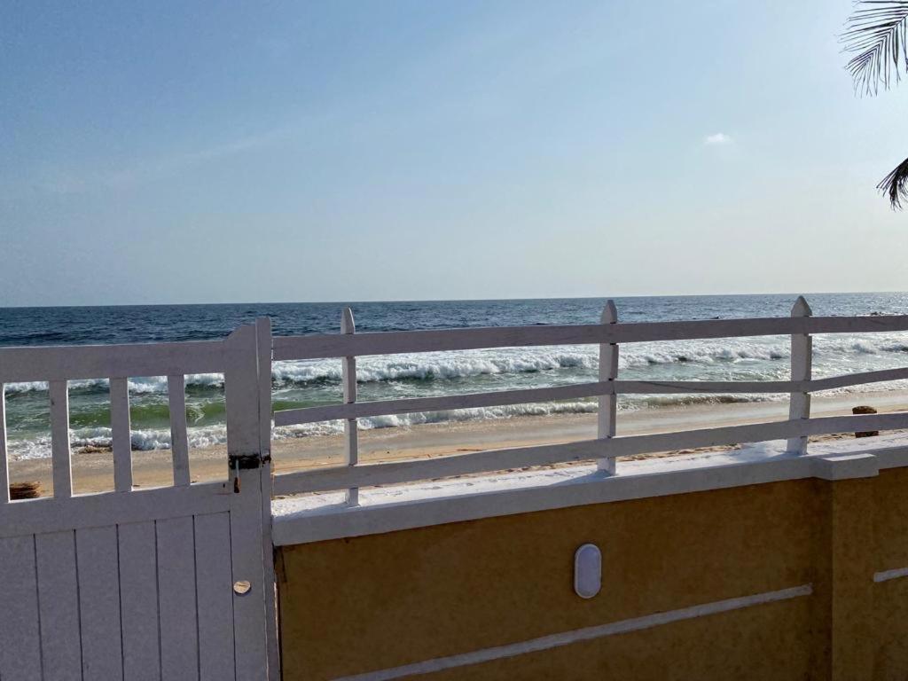 Oceanfront Wavecrest Hotel Лекки Экстерьер фото